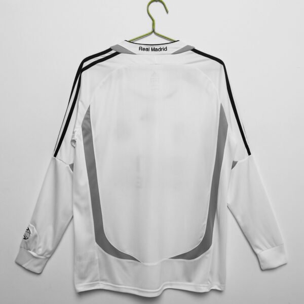 Retro 2006/07 Real Madrid Home Jersey - Image 2