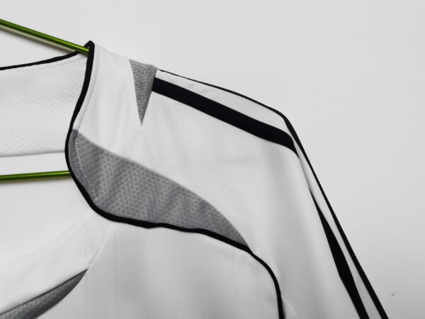 Retro 2006/07 Real Madrid Home Jersey - Image 6