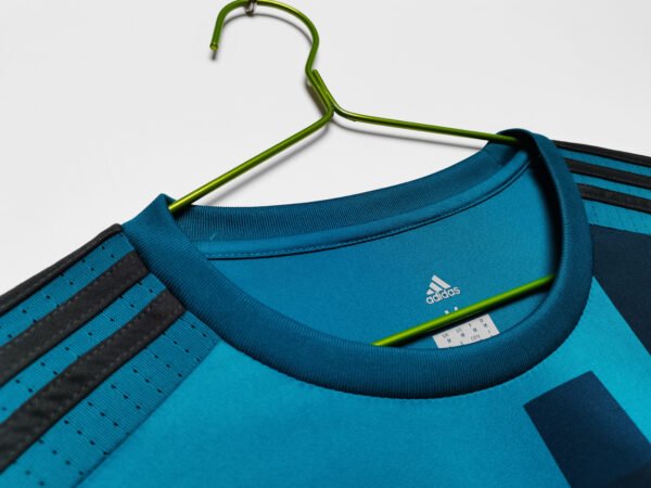 Retro 2017/18 Real Madrid Second Jersey Adult - Image 6