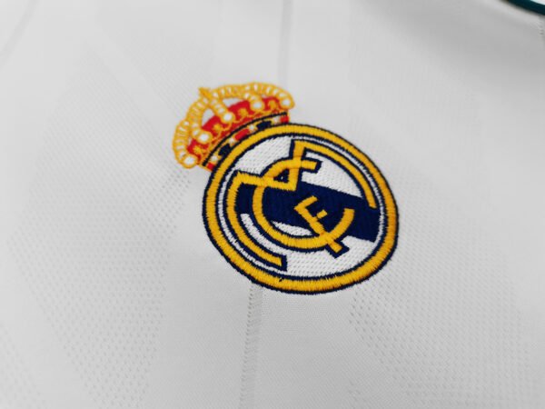 Retro 2017/18 Real Madrid Home Kit Long Sleeve - Image 5